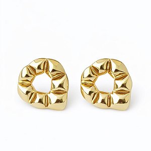 Brinco gota invertida texturizada em banho de ouro 18k