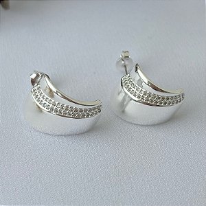 Brinco chapa oval uma fileira cravejada em banho de prata silver