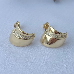 Brinco chapa oval uma fileira cravejada em banho de ouro 18k