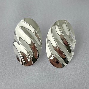 Brinco oval texturizado em banho de prata silver