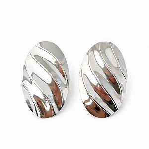Brinco oval texturizado em banho de prata silver