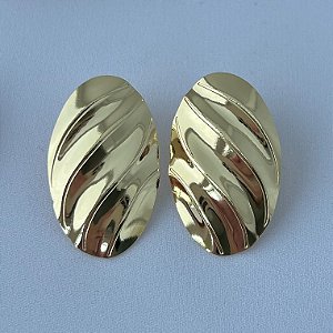 Brinco oval texturizado em banho de ouro 18k