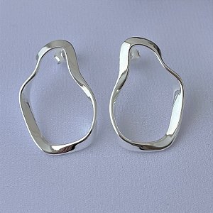 Brinco orgânico ondulado vazado em banho de prata silver