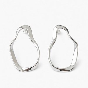 Brinco orgânico ondulado vazado em banho de prata silver