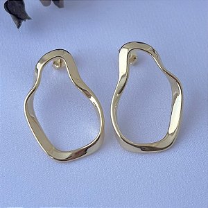 Brinco orgânico ondulado vazado em banho de ouro 18k