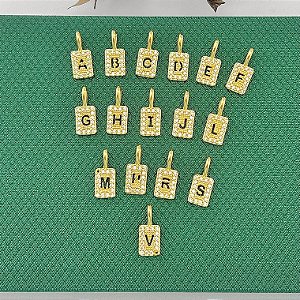 Pingente retangular de letras variadas cravejado em banho de ouro 18k