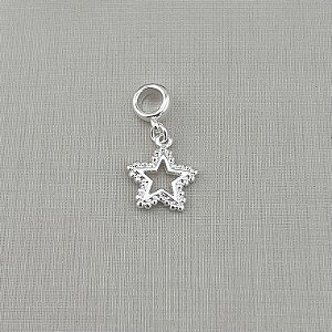 Berloque estrela vazada borda texturizada em banho de prata silver