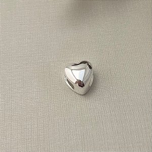 Berloque coração liso abaloado em banho de prata silver