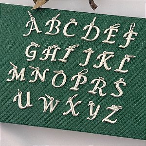 Pingente liso letra cursiva variadas em banho de prata silver
