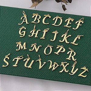 Pingente liso letra cursiva variadas em banho de ouro 18k