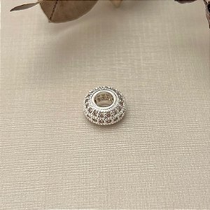 Berloque oval cravejado em banho de prata silver