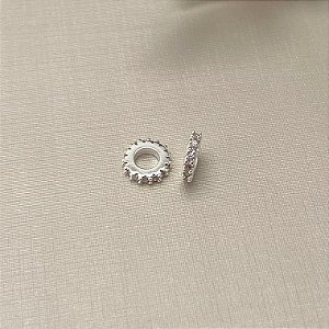 Berloque separador com pontas finas cravejado em banho de prata silver