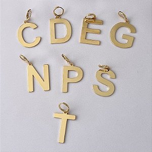 Pingente letras variadas em chapa grande em banho de ouro 18k