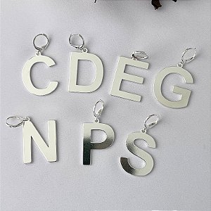 Pingente letras variadas em chapa grande em banho de prata silver