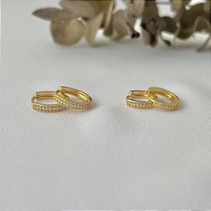 Dupla de argolas duas colunas cravejadas em banho de ouro 18k
