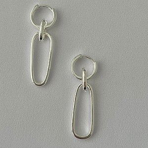 Argola lisa tradicional com pingente oval removível em banho de prata silver