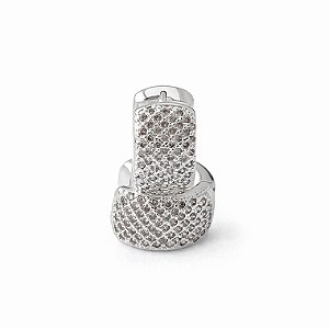 Argola média robusta cravejada em banho de prata silver