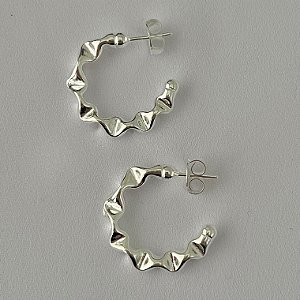 Argola meia lua ondulada G em banho de prata silver