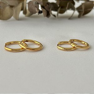 Dupla de argolas lisa tradicional em banho de ouro 18k