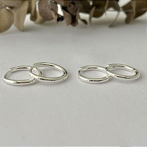 Dupla de argolas lisa tradicional em banho de prata silver
