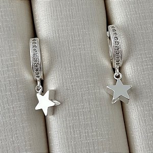 Argola cravejada com pingente estrela em banho de prata silver