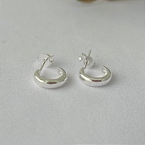 Argola meia lua lisa M em banho de prata silver