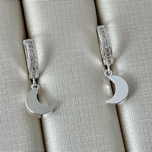 Argola cravejada pingente lua em banho de prata silver