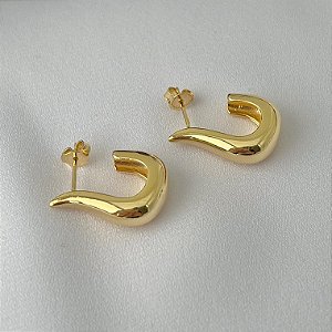 Argola formato anzol pequeno em banho de ouro 18k