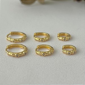 Trio de argolas tipo bambu com pontos de luz em banho de ouro 18k