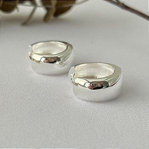 Argola lisa abaloada G em banho de prata silver