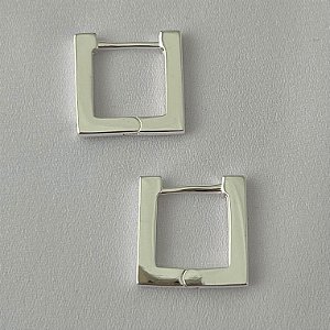 Argola lisa quadrada em banho de prata silver
