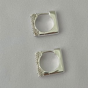 Argola quadrada meio lisa meio cravejada M em banho de prata silver