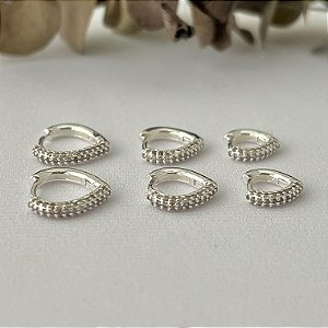 Trio de argolas formato gota invertida cravejada em banho de prata silver