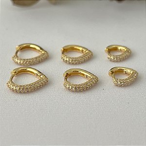 Trio de argolas formato gota invertida cravejada em banho de ouro 18k