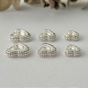 Trio de argolas corações cravejados robusta em banho de prata silver