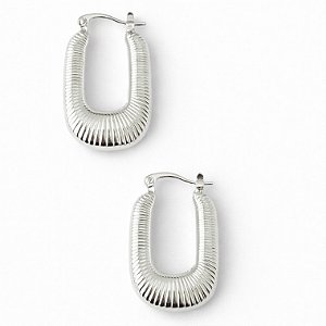 Argola oval texturizada em banho de prata silver