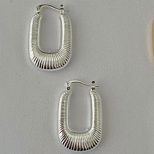 Argola oval texturizada em banho de prata silver