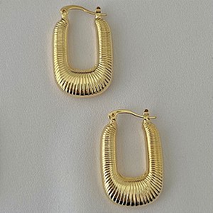 Argola oval texturizada em banho de ouro 18k