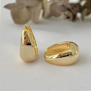 Argola lisa formato gota G em banho de ouro 18k