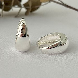 Argola lisa formato gota G em banho de prata silver