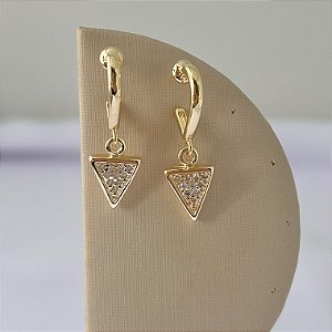 Argola com pingente triangulo cravejado em banho de ouro 18k