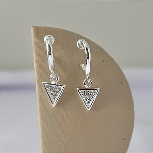 Argola com pingente triangulo cravejado em banho de prata silver