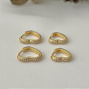Dupla de argolas corações cravejados em banho de ouro 18k