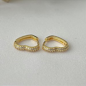 Argola de coração cravejada em banho de ouro 18k