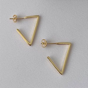 Argola formato triangulo G em banho de ouro 18k