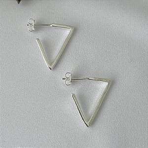 Argola formato triangulo G em banho de prata silver