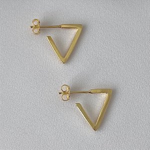 Argola formato triangulo M em banho de ouro 18k