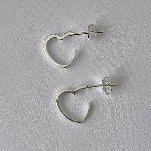 Argola formato coração em banho de prata silver