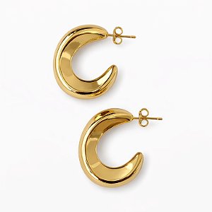 Argola formato C grossa em banho de ouro 18k