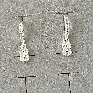 Argola cravejada pingente infinito em banho de prata silver